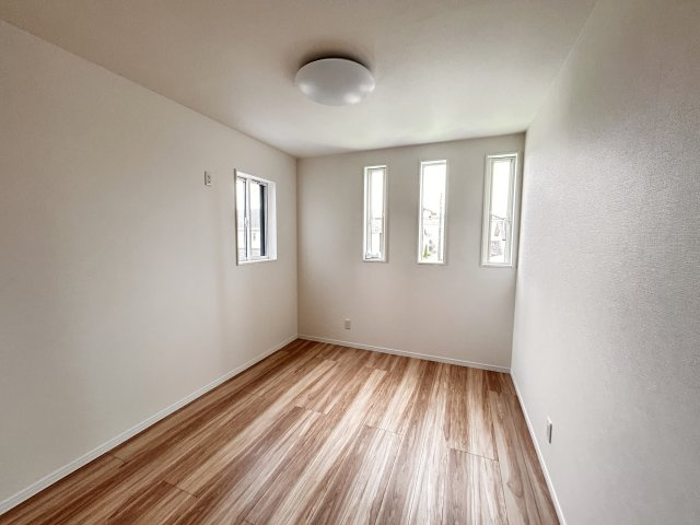【ワイウッドコート】小山市城北 第5期の洋室|〇4号棟・2階5.9帖洋室①〇
ひとり時間を楽しむのにちょうどいいサイズ感♪
2階ならではの眺望も毎日の暮らしに彩りを添えてくれます。
※2026年4月撮影