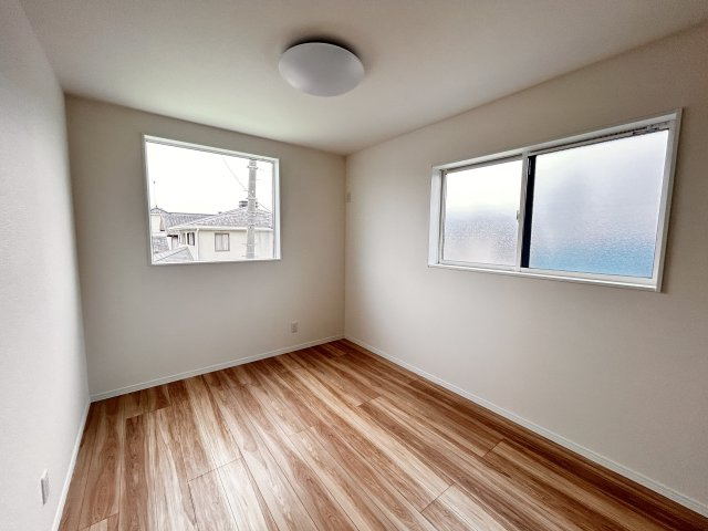 【ワイウッドコート】小山市城北 第5期の洋室|〇4号棟・2階5.9帖洋室②〇
コンパクトだからこそ使い勝手がよく、お掃除もラクラクな洋室☆
家具の配置もしやすく、くつろぎ空間としても作業スペースとしても活躍します。
※2026年4月撮影