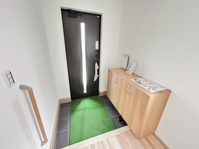 【ワイウッドコート】小山市城北 第5期の玄関|〇4号棟〇
玄関がいつもすっきりときれいに片づくロータイプのシューズボックス。
圧迫感が無く、玄関を広々と使えます☆
※2026年4月撮影
