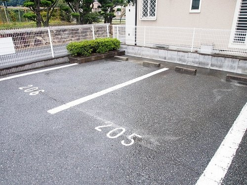 アドニスの駐車場