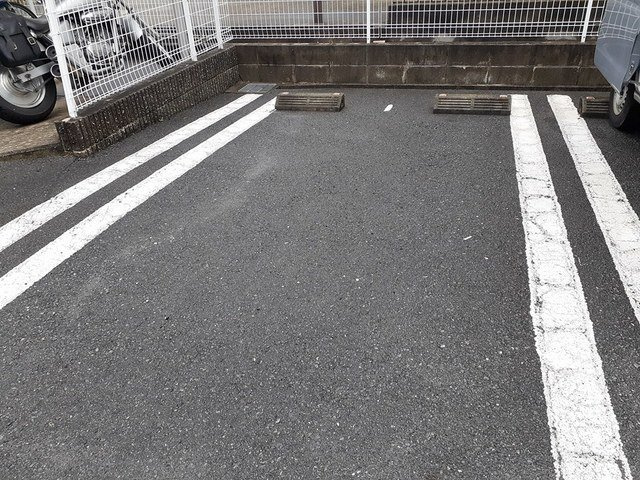 レフィナード阿成の駐車場