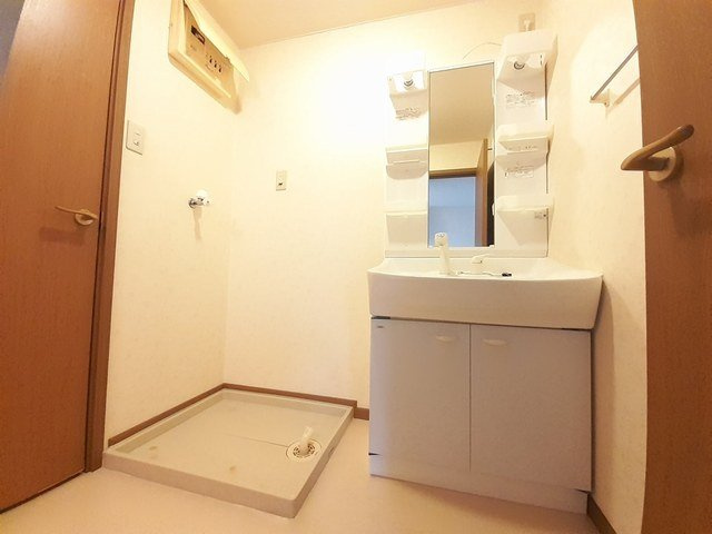 レフィナード阿成の洗面所