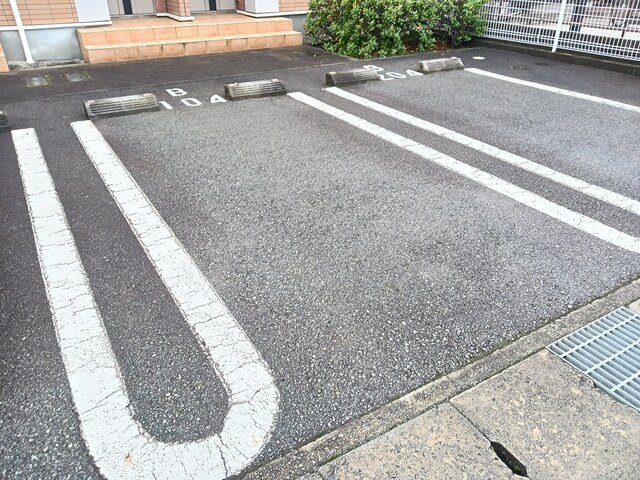 メゾンプラシードⅡの駐車場