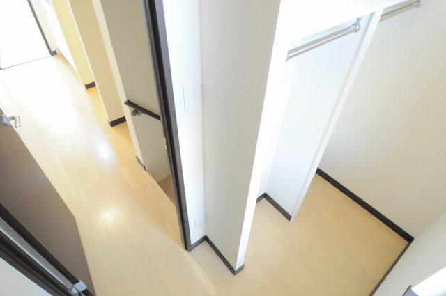 レオネクストＭＡＫＩの内装|２Ｆ階段上がると踊場あり収納可能　１Ｆは玄関収納あり