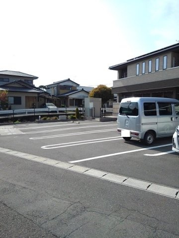 スプリングファインの駐車場