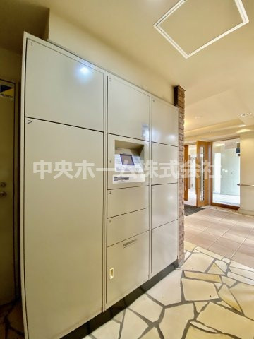 ヴェルビュ亀有の設備|【宅配ボックス】在宅時・不在時に関わらず、居住者の代わりに非対面で宅配物を受け取ってくれる便利な設備です。わかりやすくご説明致しますので見学時にはお部屋だけではなく共用部分もぜひチェックしてください。