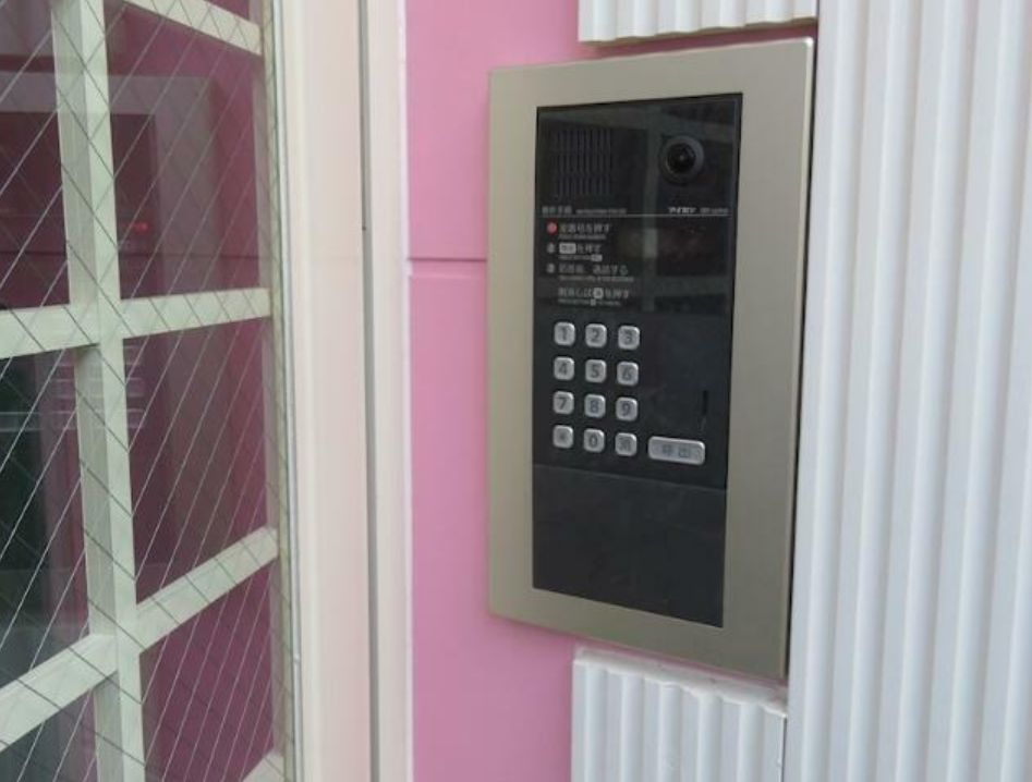 フェリスピーチのエントランス|オートロック完備で安心（同一仕様写真）