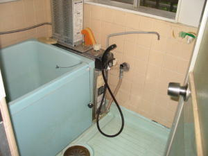 グリーンフラットの浴室|落ち着いた空間のお風呂です