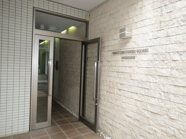 ルネス新富町スクエアのエントランス