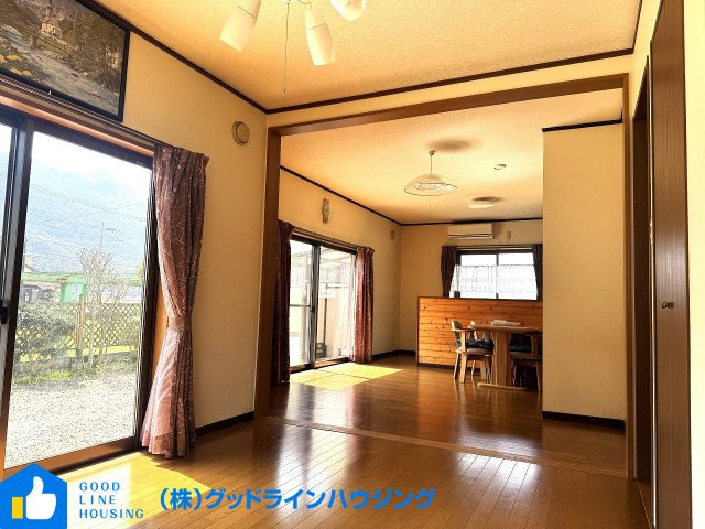 多可町加美区豊部戸建の居間・リビング|明るく解放感のあるリビング
