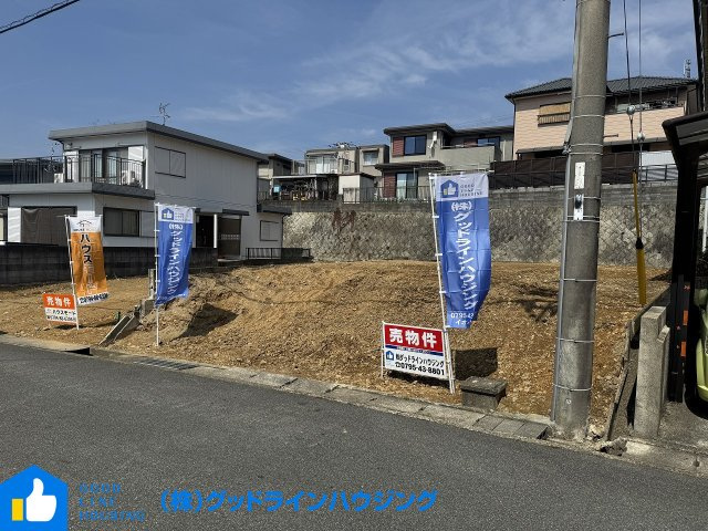 育ヶ丘町土地の前面道路含む現地写真|閑静な住宅街