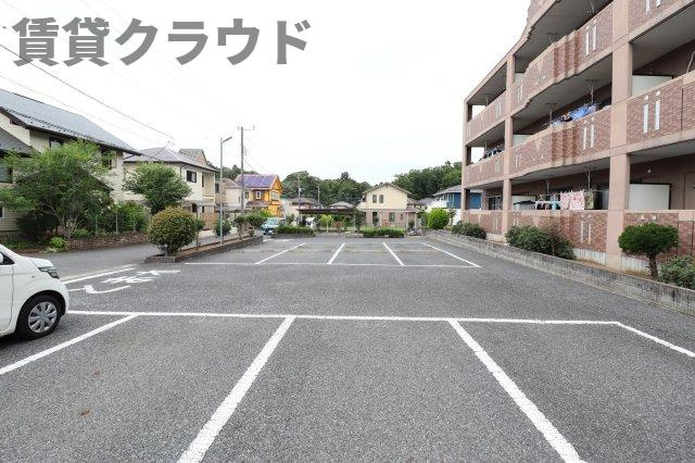 グレイスヴィラの駐車場|駐車場があるので、車を買う予定の方も安心です
