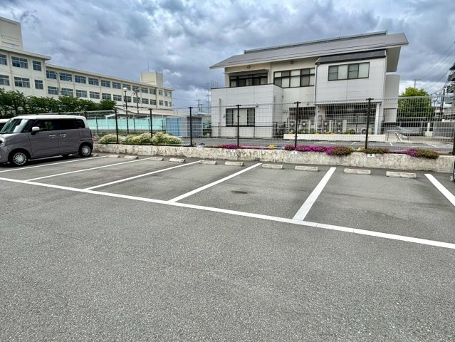 ヌーベルメゾン清水の駐車場