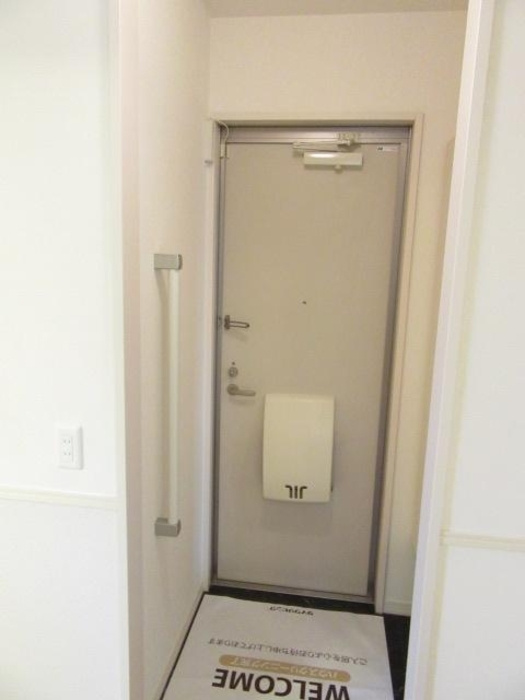 D-room OMODAKAB棟の玄関