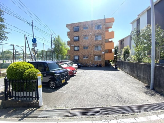 鈴木ガーデンコーポラスの駐車場