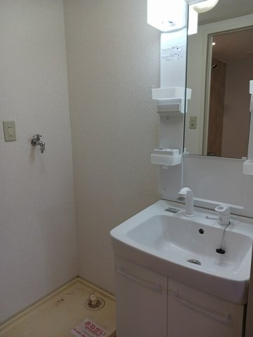 第二グリーンマンション服部の洗面所|ゆったりとスペースのある洗面所