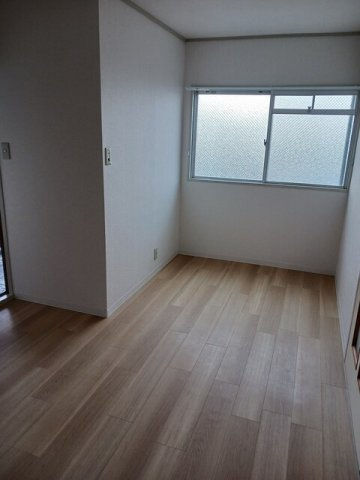 第二グリーンマンション服部の居間・リビング|こちらの居間で趣味の時間をお楽しみください