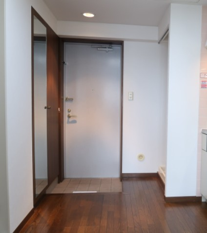 稲城市東長沼の賃貸マンションの玄関