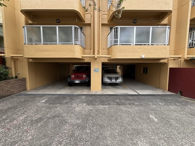 ラムール住吉の駐車場