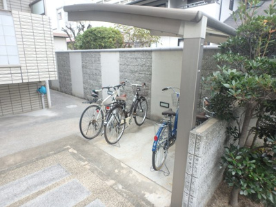 【その他共用部分】 | 青楓館 | 屋根付き駐輪スペースです