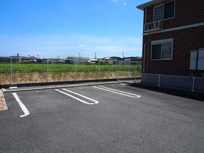 【駐車場】 | ラルジュ　フォンテーヌⅣ | 駐車場に車を止められます
