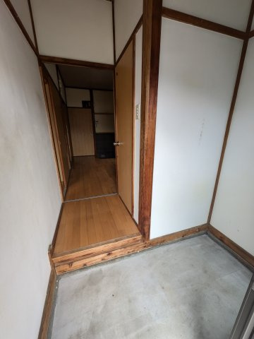 小林兼一貸家の玄関