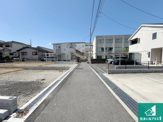 岸和田市三田町　第9期　新築一戸建ての前面道路含む現地写真|周辺は落ち着いた街並みの住宅地！子育てがしやすい住環境です！まだ未完成ですが、現地でしかわからない事もございます。是非一度ご覧ください。