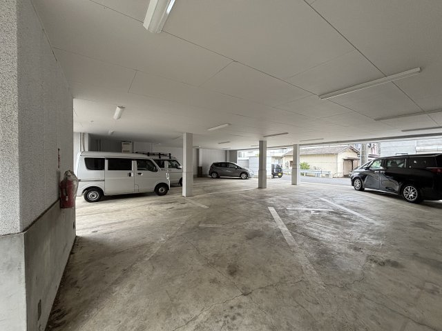 川崎市多摩区菅５丁目の賃貸マンションの駐車場