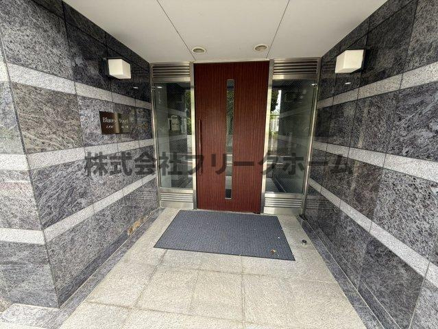 三鷹市上連雀４丁目の賃貸マンションのエントランス