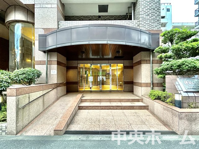 レクセル篠崎のエントランス|【エントランス】マンションのエントランスは、その物件の印象を決める、顔とも言える場所です。毎日通る場所ですからきれいなのが一番です。エントランス内はオートロックですので暮らしの安全も確保されています。
