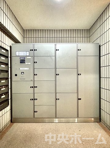 レクセル篠崎の設備|【宅配ボックス】在宅時・不在時に関わらず、居住者の代わりに非対面で宅配物を受け取ってくれる便利な設備です。わかりやすくご説明致しますので見学時にはお部屋だけではなく共用部分もぜひチェックしてください。