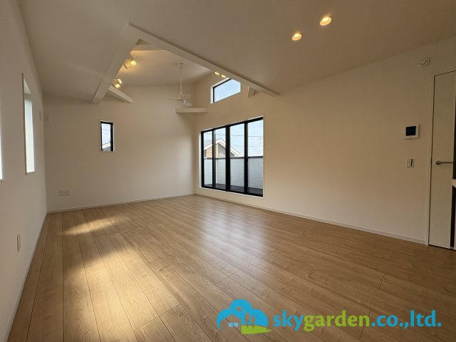 藤沢市辻堂太平台４期　新築戸建　全２棟１号棟の居間・リビング|ゆったり過ごせるリビングです