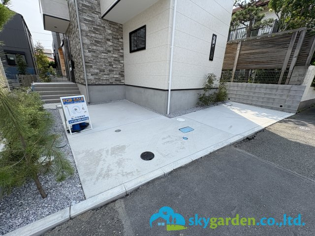 藤沢市辻堂太平台４期　新築戸建　全２棟１号棟の駐車場|車種により２台駐車可