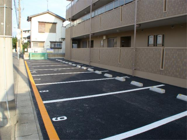 サンヒルズ秀栄の駐車場
