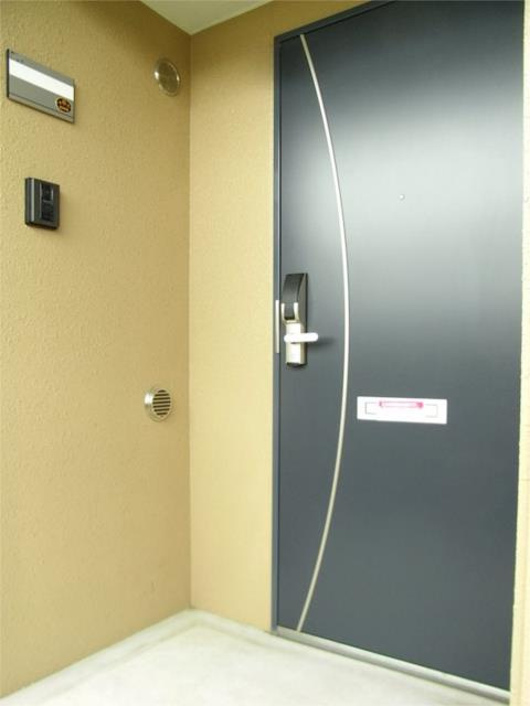 サンヒルズ秀栄の玄関|重厚な玄関ドア