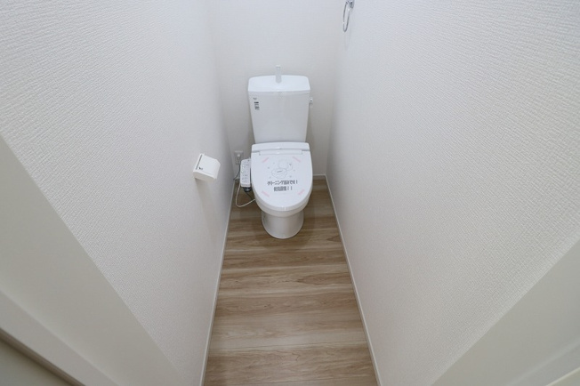 【トイレ】 | ふじみ野市亀久保3丁目　新築一戸建住宅　全1棟　(ふじみ野店) | トイレは1階と2階の2か所に完備で動線スムーズです！