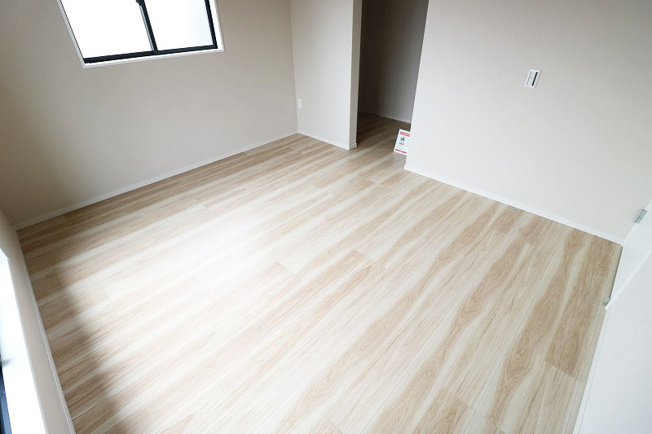 【寝室】 | ふじみ野市亀久保3丁目　新築一戸建住宅　全1棟　(ふじみ野店) | 主寝室8.5帖。
バルコニーに面した開放的な主寝室です！