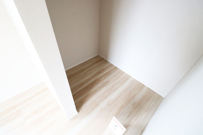 【収納】 | ふじみ野市亀久保3丁目　新築一戸建住宅　全1棟　(ふじみ野店) | 主寝室8.5帖/ウォークインクローゼット
シーズンオフの衣類やご家族のお荷物等をまとめて収納できます！