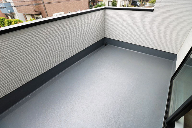 【バルコニー】 | ふじみ野市亀久保3丁目　新築一戸建住宅　全1棟　(ふじみ野店) | ゆとりある広さのバルコニーは、外の新鮮な空気の中でくつろぐリラックススペースとしてもおすすめです！