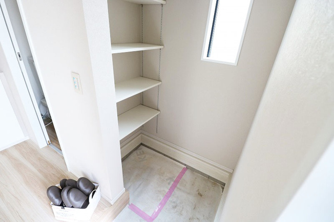 【収納】 | ふじみ野市亀久保3丁目　新築一戸建住宅　全1棟　(ふじみ野店) | ご家族の靴やベビーカーの収納に活躍のシューズインクローク。
