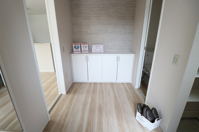 【玄関】 | ふじみ野市亀久保3丁目　新築一戸建住宅　全1棟　(ふじみ野店) | 便利な収納付きの玄関です！