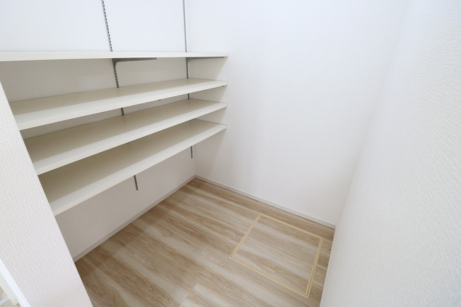 【収納】 | ふじみ野市亀久保3丁目　新築一戸建住宅　全1棟　(ふじみ野店) | 調理器具や調味料のストック等に便利なパントリーを完備。