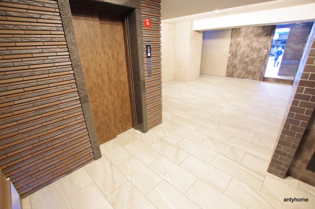 Ｍ:COURT新町のエントランス