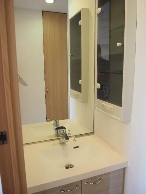 ルーブル王子本町の洗面所