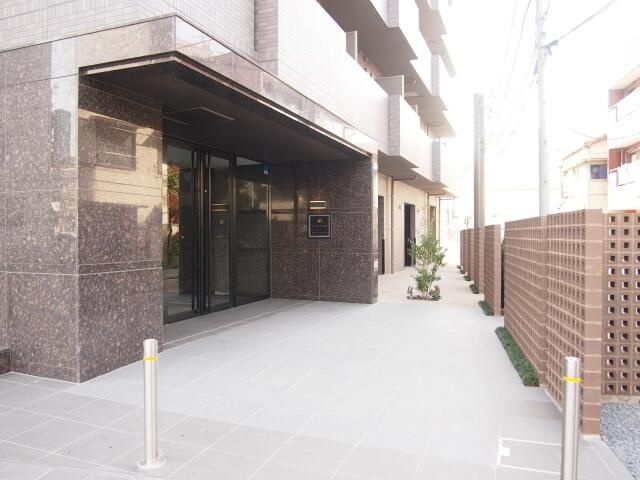 ルーブル王子本町のエントランス