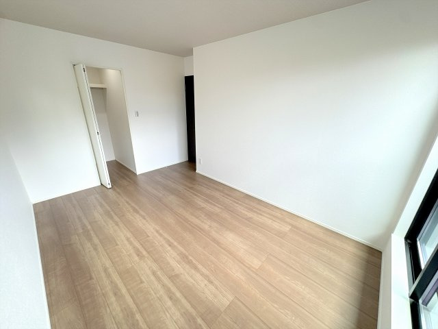 【洋室】 | ふじみ野市福岡中央2丁目　新築一戸建住宅　全1棟　(ふじみ野店) | WIC付き。6.9帖の主寝室。