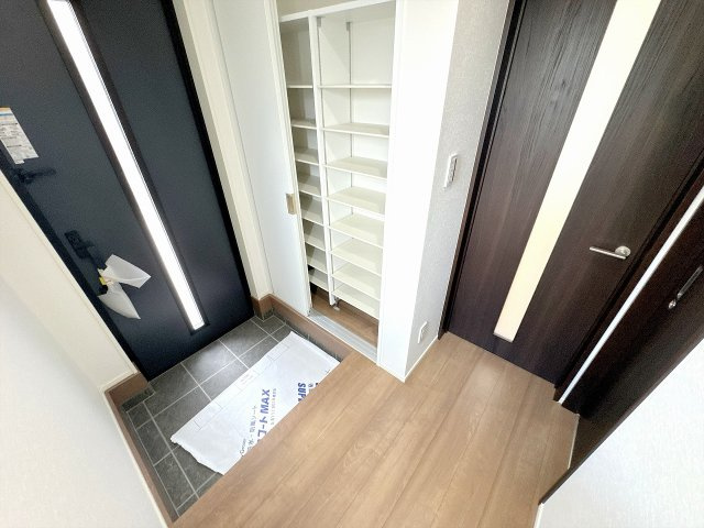 【玄関】 | ふじみ野市福岡中央2丁目　新築一戸建住宅　全1棟　(ふじみ野店) | 採光が取り入れられる玄関ドア採用。