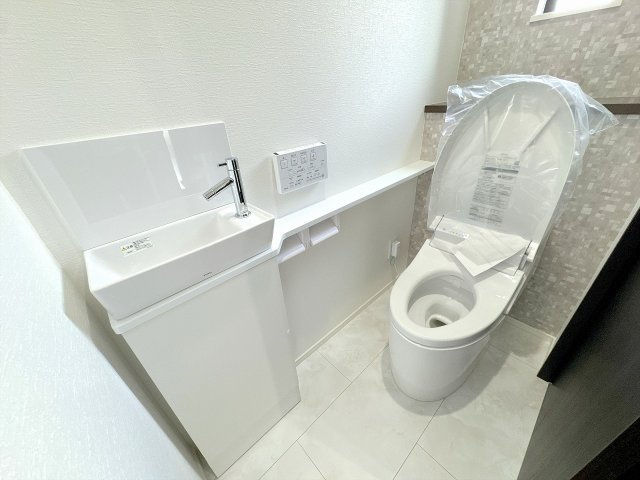 【トイレ】 | ふじみ野市福岡中央2丁目　新築一戸建住宅　全1棟　(ふじみ野店) | 独立型手洗い付きトイレ。