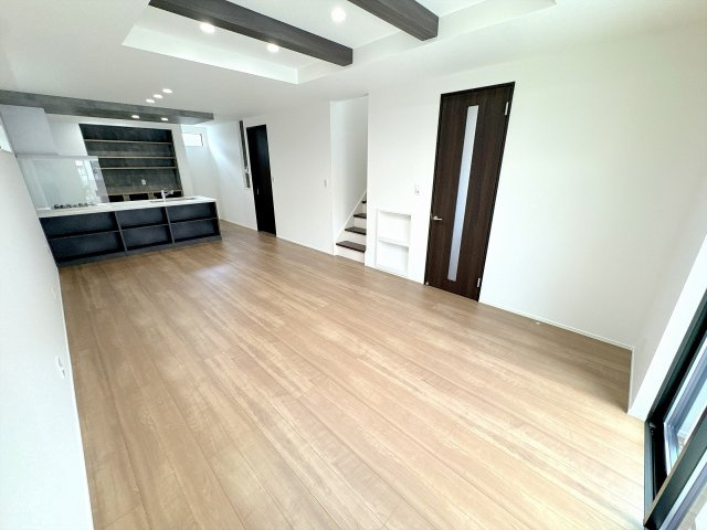 【居間・リビング】 | ふじみ野市福岡中央2丁目　新築一戸建住宅　全1棟　(ふじみ野店) | LDK20帖以上！
折り上げ天井で空間の広さを感じられます。