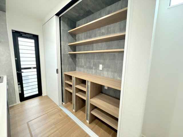【キッチン】 | ふじみ野市福岡中央2丁目　新築一戸建住宅　全1棟　(ふじみ野店) | 大容量造作食器棚付き。可動棚なので置くものを選ばず収納可能です。